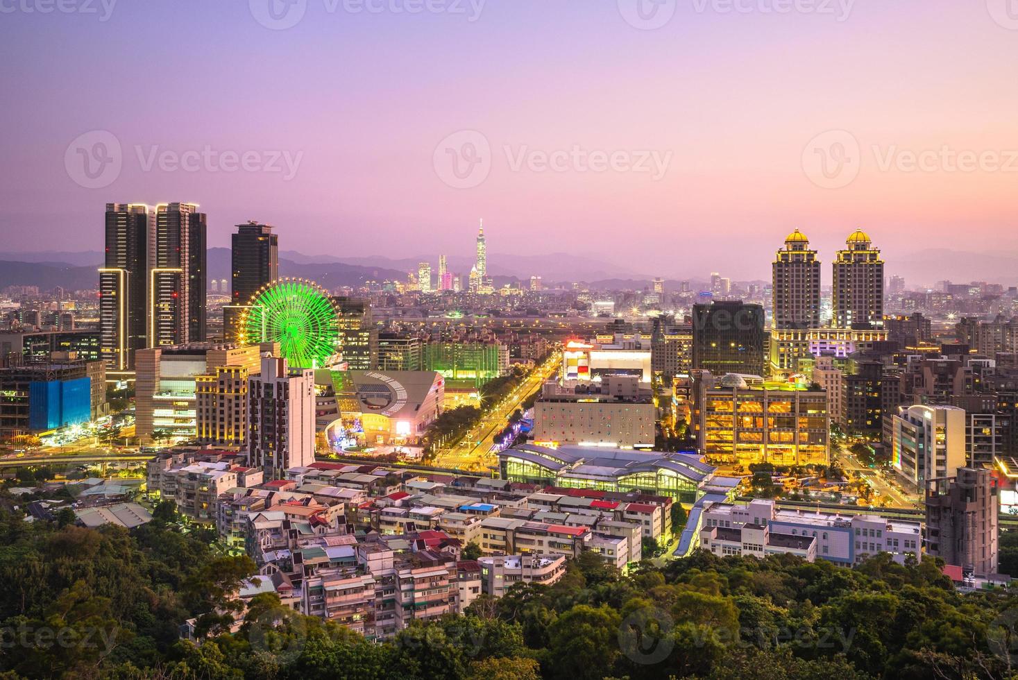 Skyline der Stadt Taipeh bei Nacht mit Riesenrad foto