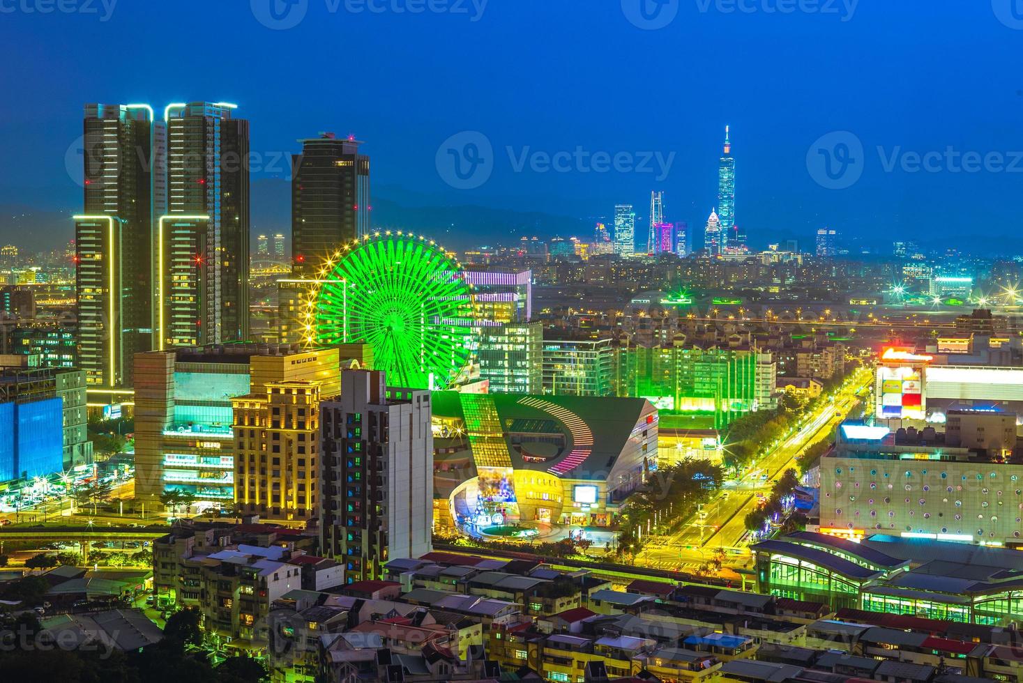 Skyline der Stadt Taipeh bei Nacht mit Riesenrad foto