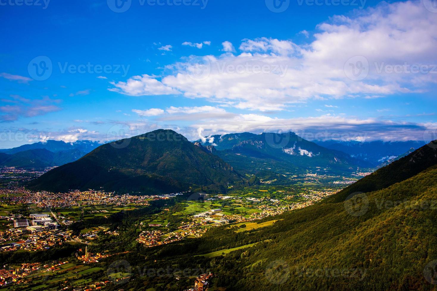 Monte Summano und Wolken foto