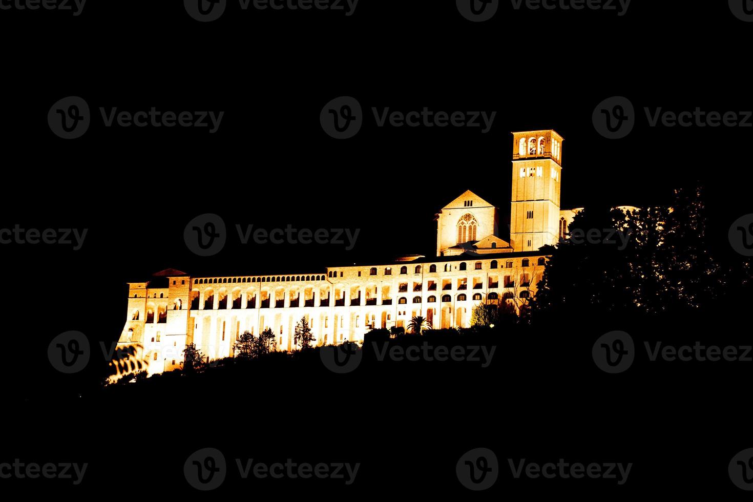 Blick auf die Basilika in Assisi bei Nacht beleuchtet foto
