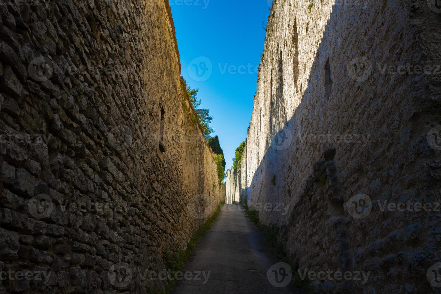 Straße der Altstadt von Assisi foto