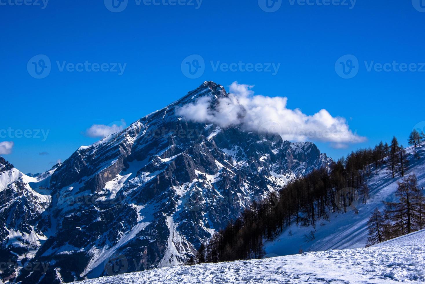 Gipfel der schneebedeckten Dolomiten foto