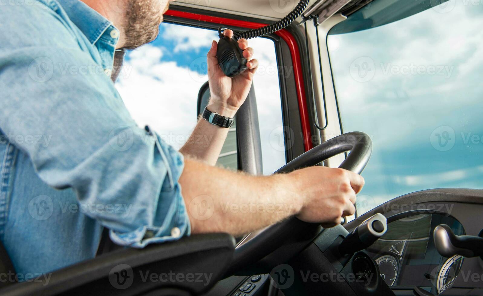 Fachmann Trucker reden über cb Radio auf das Straße foto