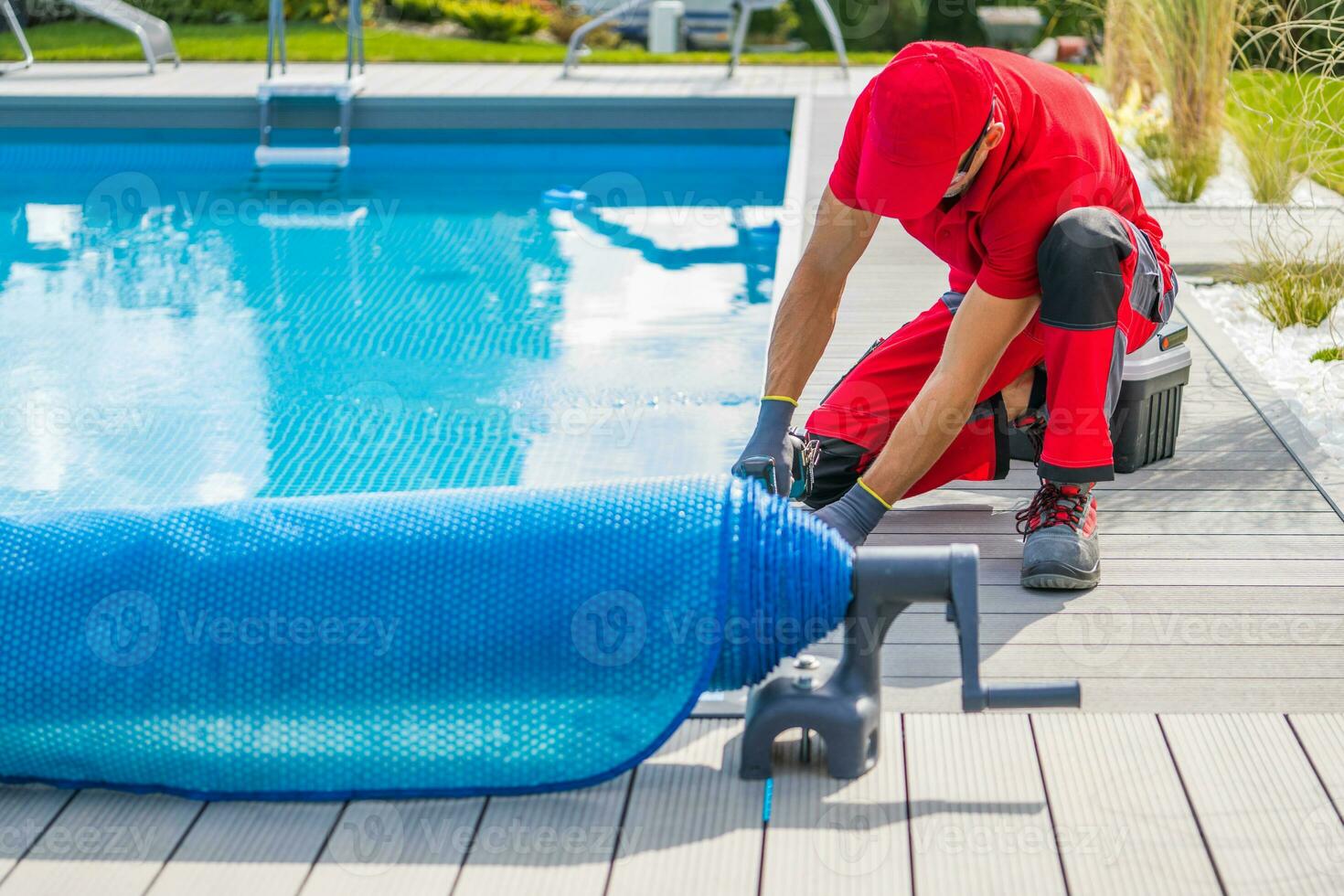 Techniker Fertigstellung Schwimmbad Deck Installation foto