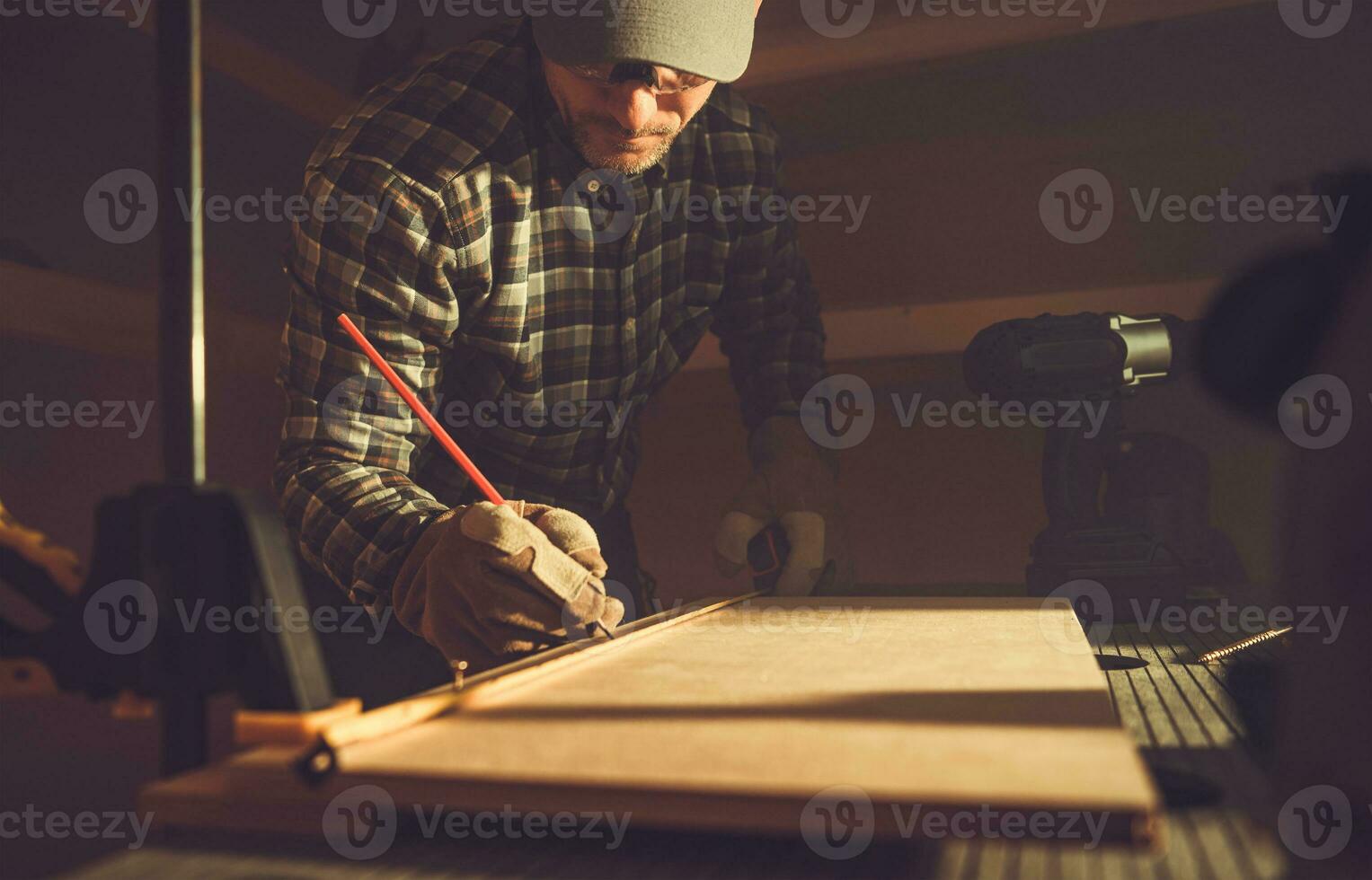 Holzarbeiten Handwerker und seine klein Holz Projekt foto