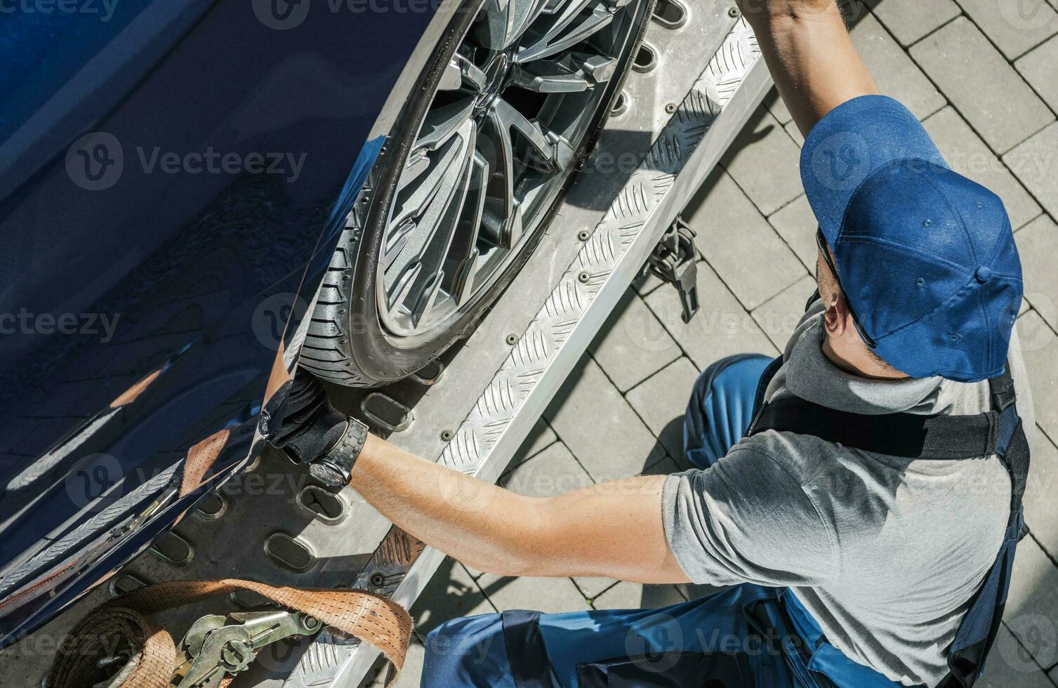 Automobil Abschleppen Arbeiter Sicherung Auto auf seine Abschleppen LKW foto