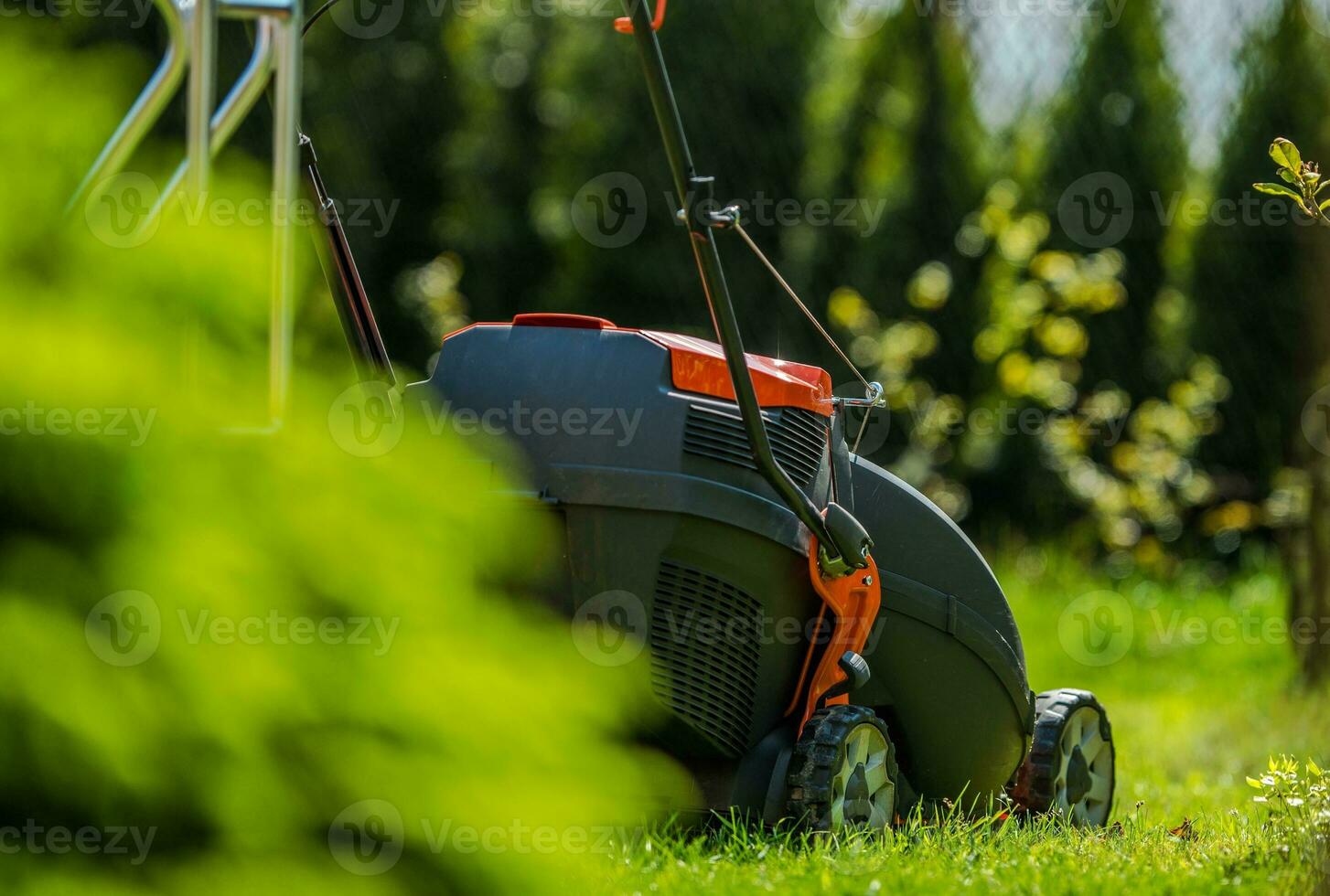 Gras Mähen im Garten foto