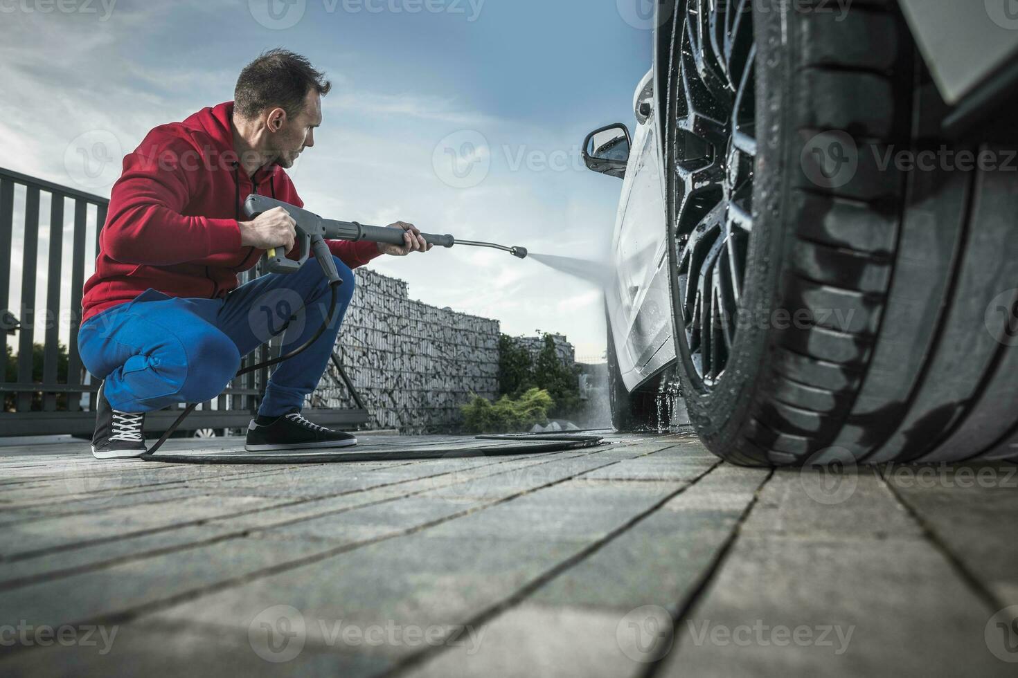 Männer Waschen seine modern Auto foto