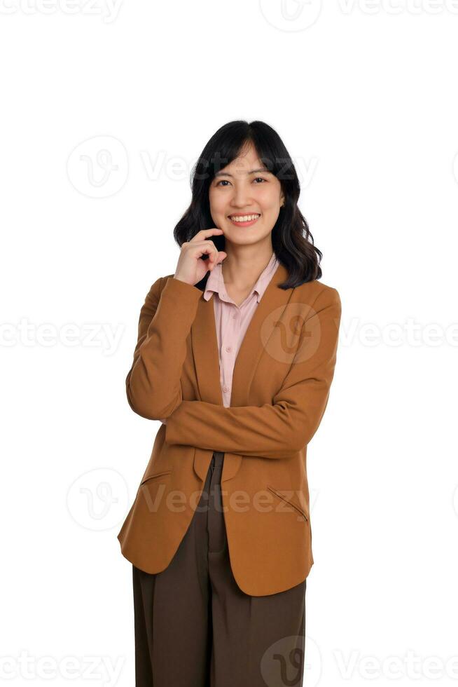 jung asiatisch Frau, Fachmann Geschäft Unternehmer im braun passen mit Waffen gekreuzt und Lächeln isoliert Über Weiß Hintergrund foto