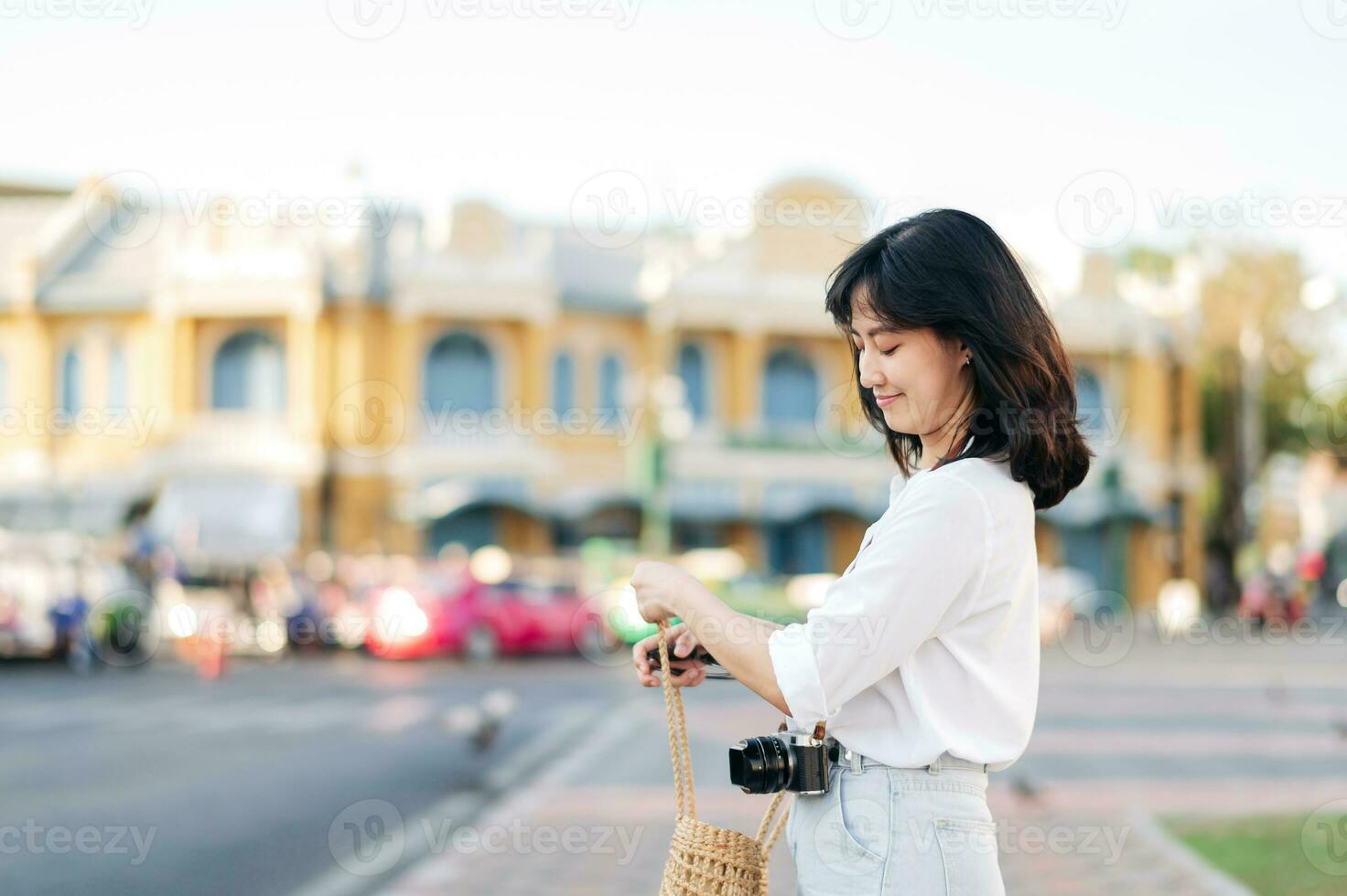 Porträt schön asiatisch Frau Reisender mit Kamera erkunden Straße auf Sommer- Ferien im Bangkok, Thailand foto