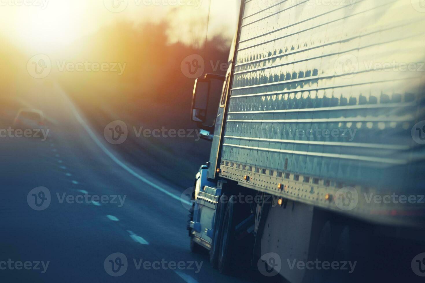 amerikanisch halb LKW auf Autobahn foto