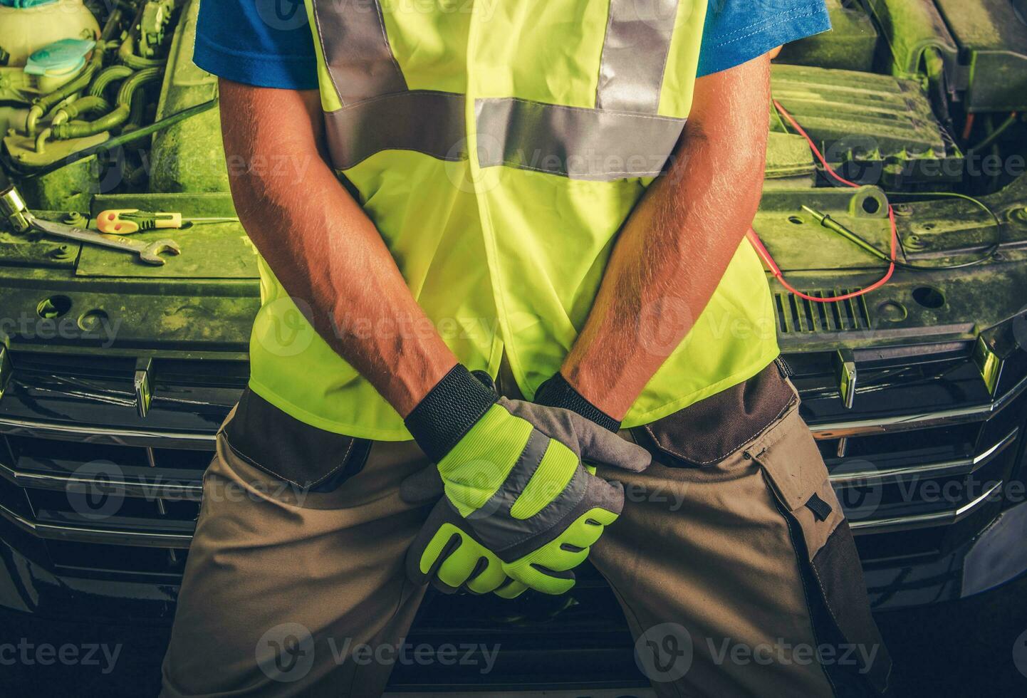 Automobil Auto Mechaniker im Vorderseite von Fahrzeug foto