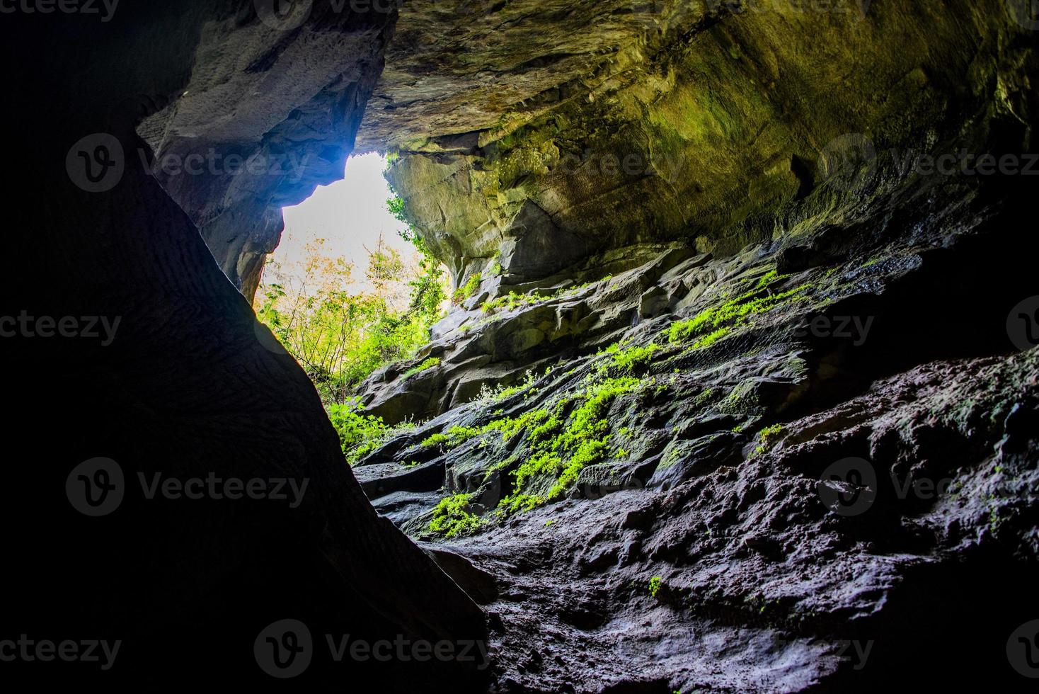 Höhle öffnet sich zur Sonne foto