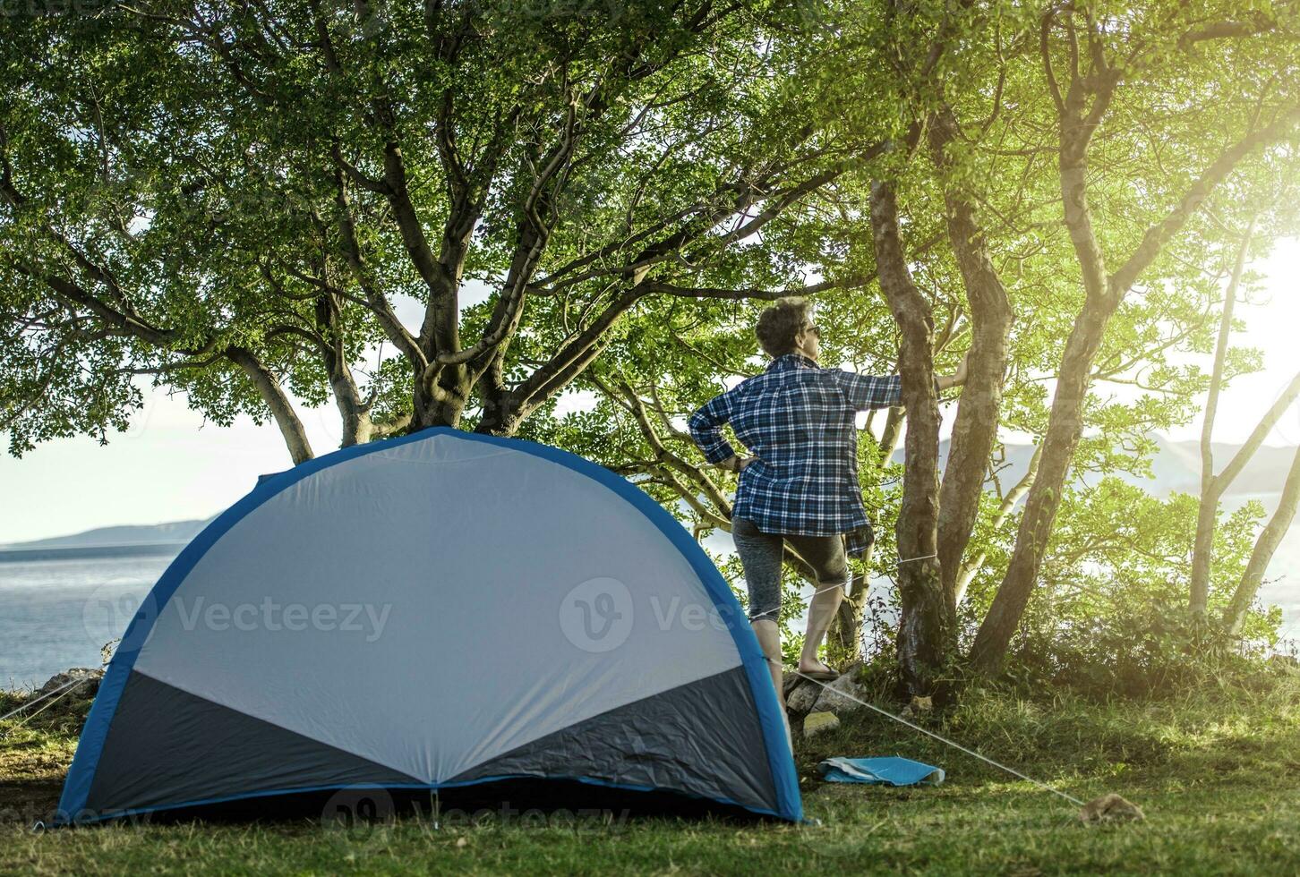 Frau genießen Zelt Camping foto