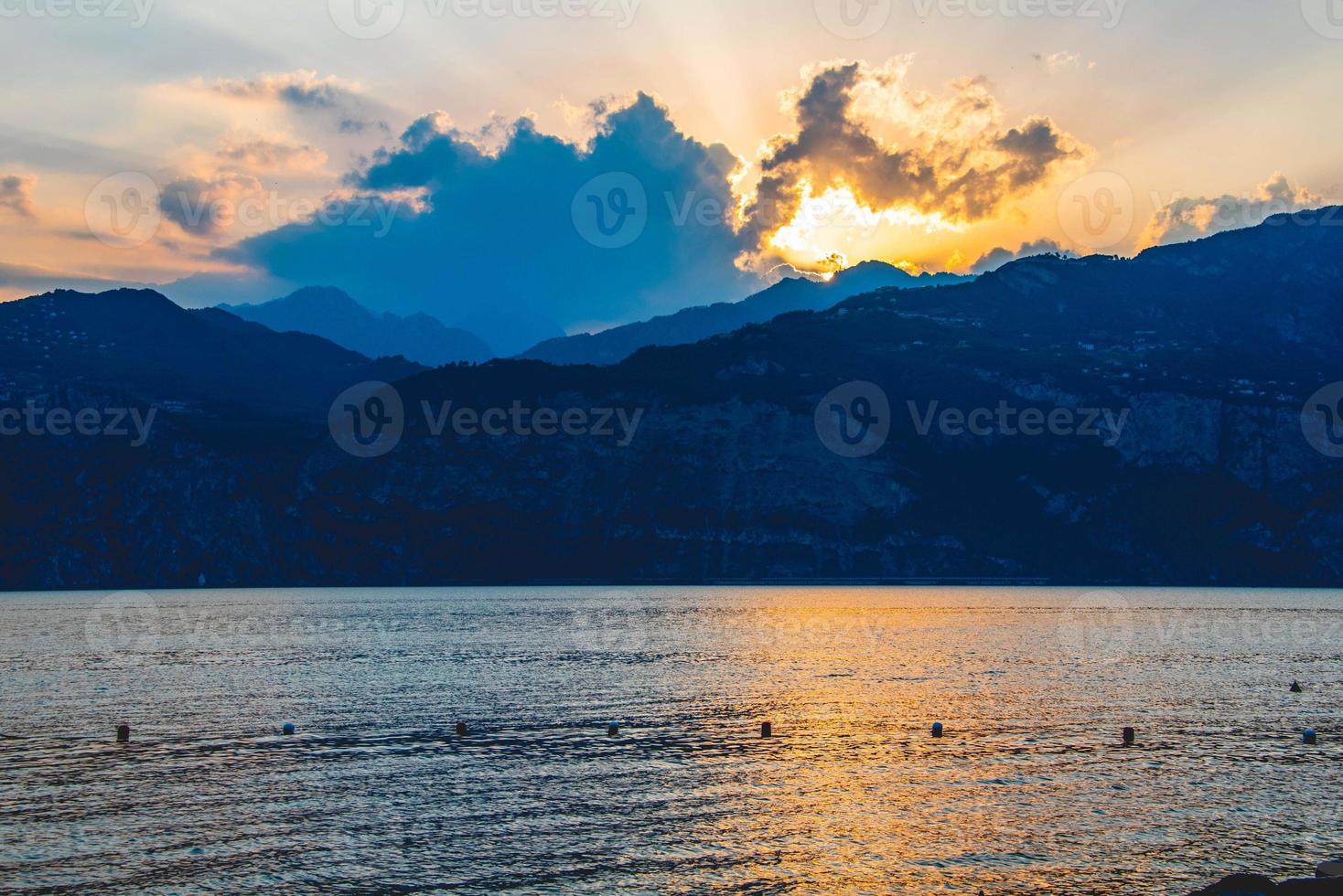 Lichter und Schatten des Sonnenuntergangs über dem Gardasee foto