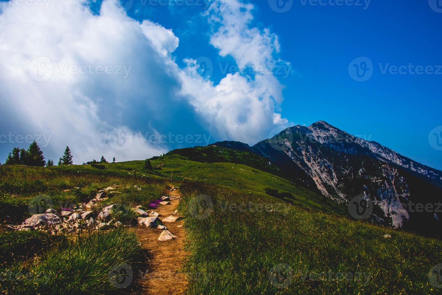 weiße Wolken auf den Gipfeln der venezianischen Voralpen foto