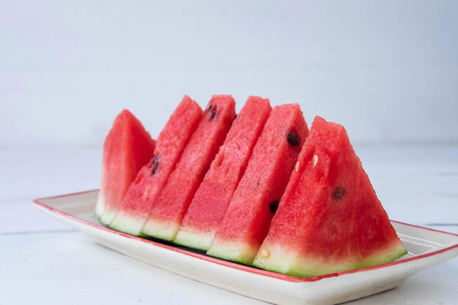 frische Wassermelonenfrucht auf dem Tisch foto
