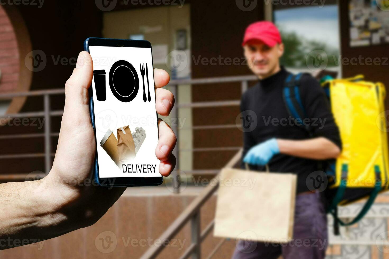 Lieferung Essen Bedienung beim heim. Mann Kurier geliefert das bestellen Nein Name Tasche mit Lebensmittel. Hand halten Clever Telefon mit Essen online Gerät auf Bildschirm foto