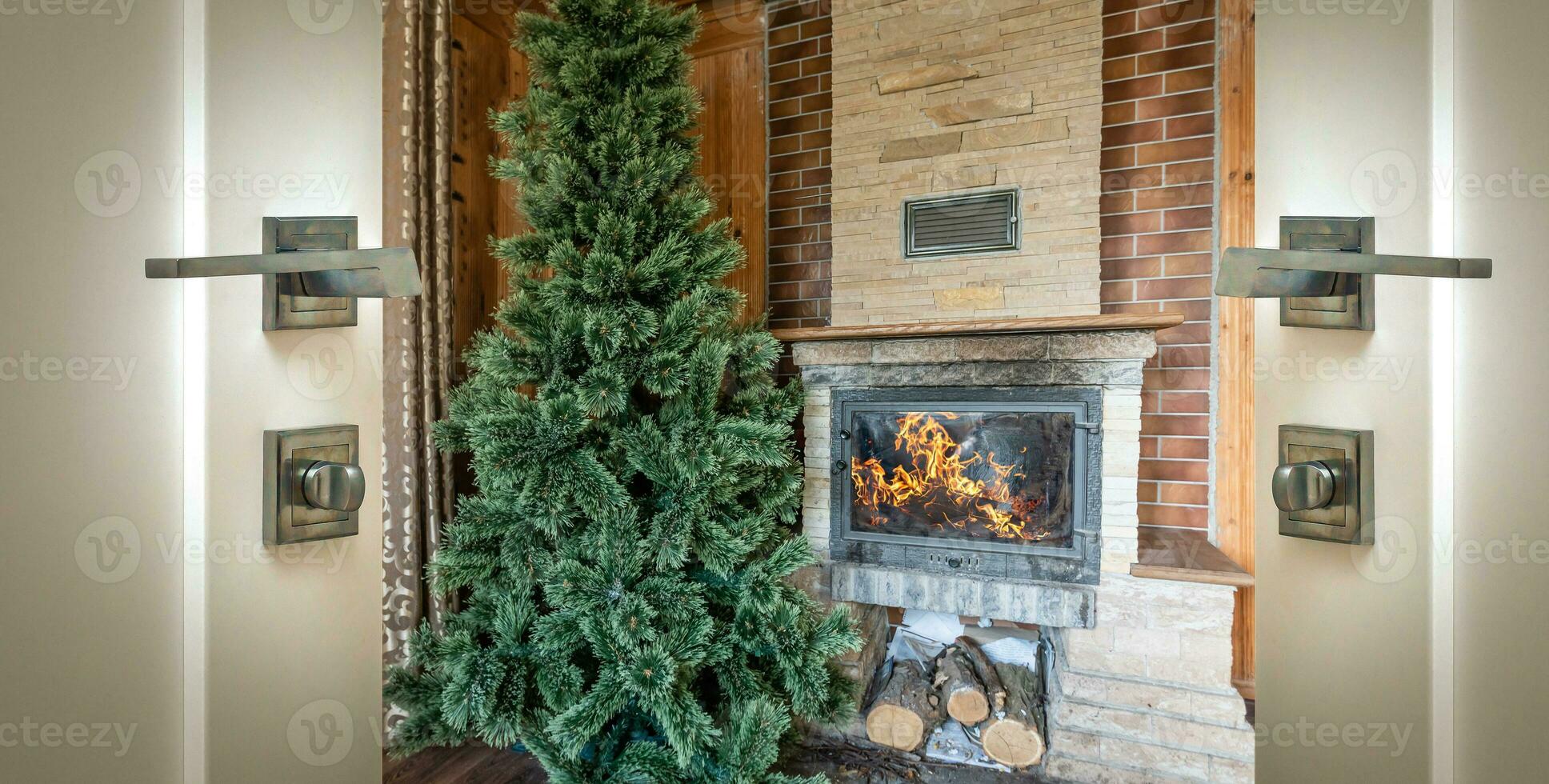 Weihnachten Innere mit ein Weihnachten Baum Kamin und öffnen Tür foto