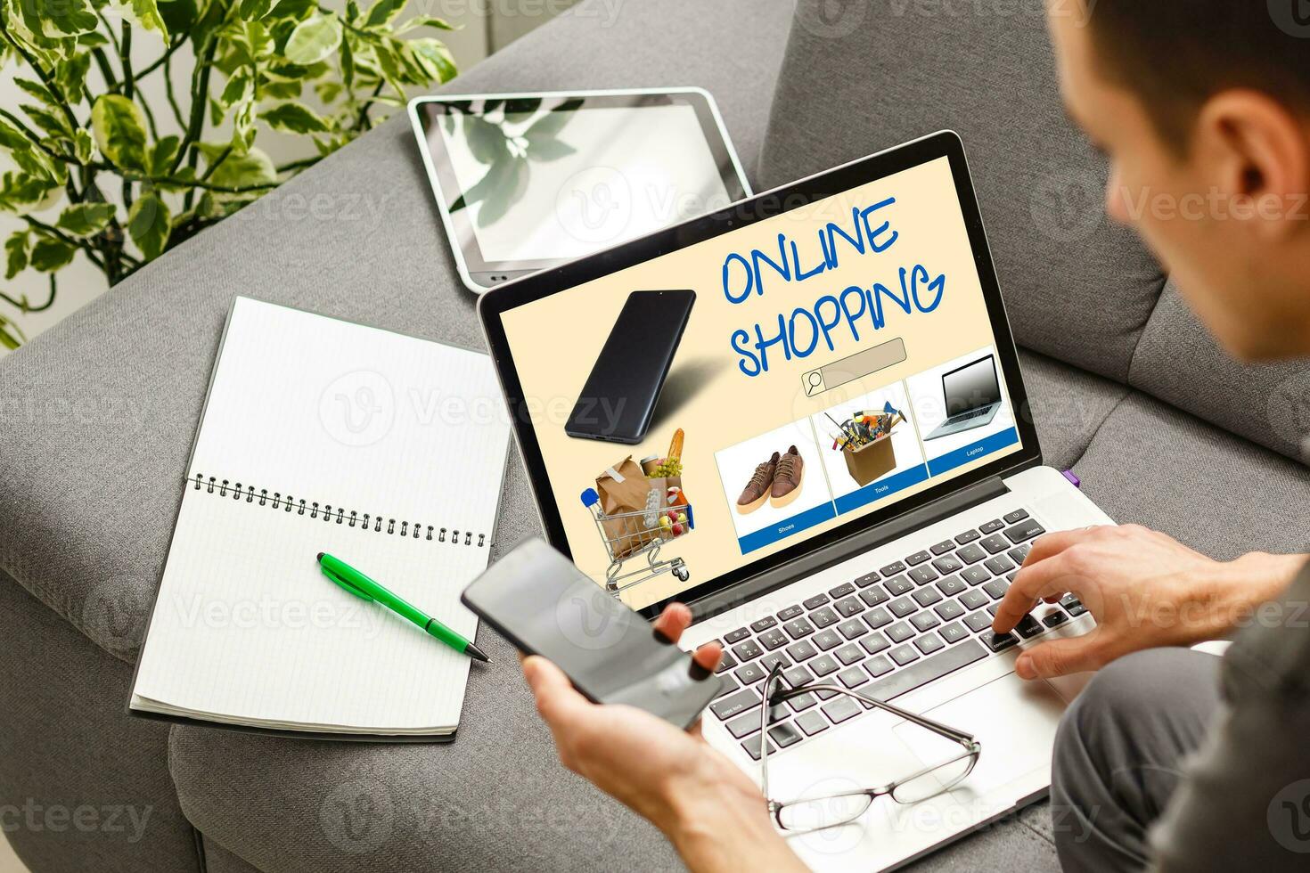 Geschäftsmann mit Laptop mit online Einkaufen Anwendung auf ein Bildschirm foto