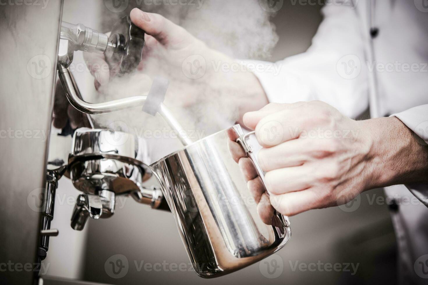 Barista Milch dämpfen foto