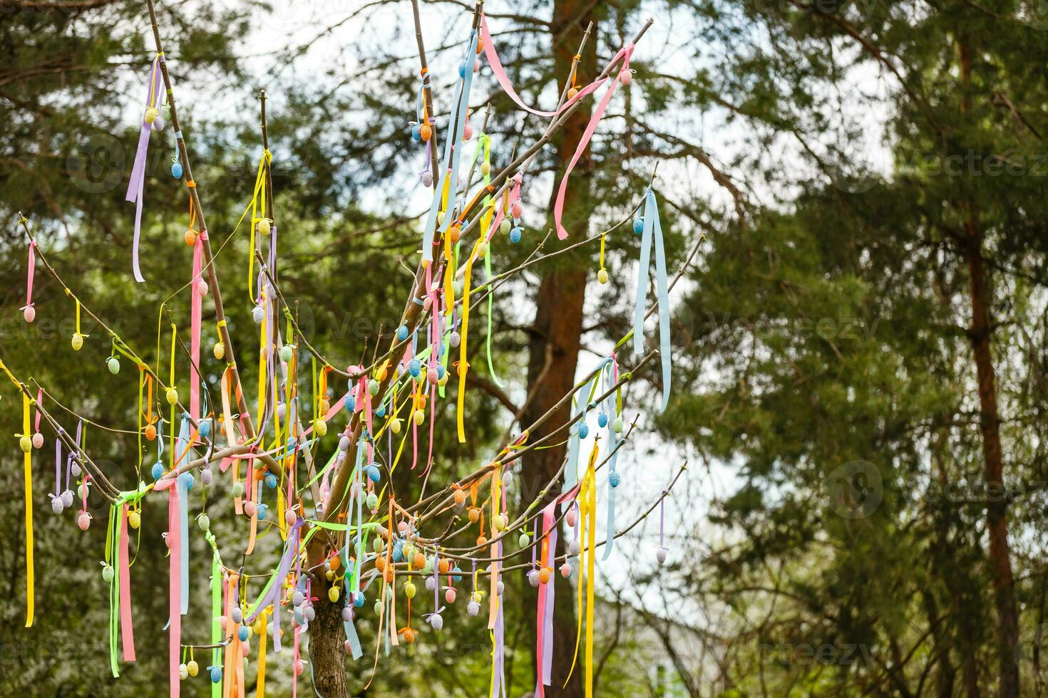 drei dekorativ Ostern Eier hängend auf Blühen Ast. Frühling Blühen, Urlaub Gruß Karte Vorlage. foto