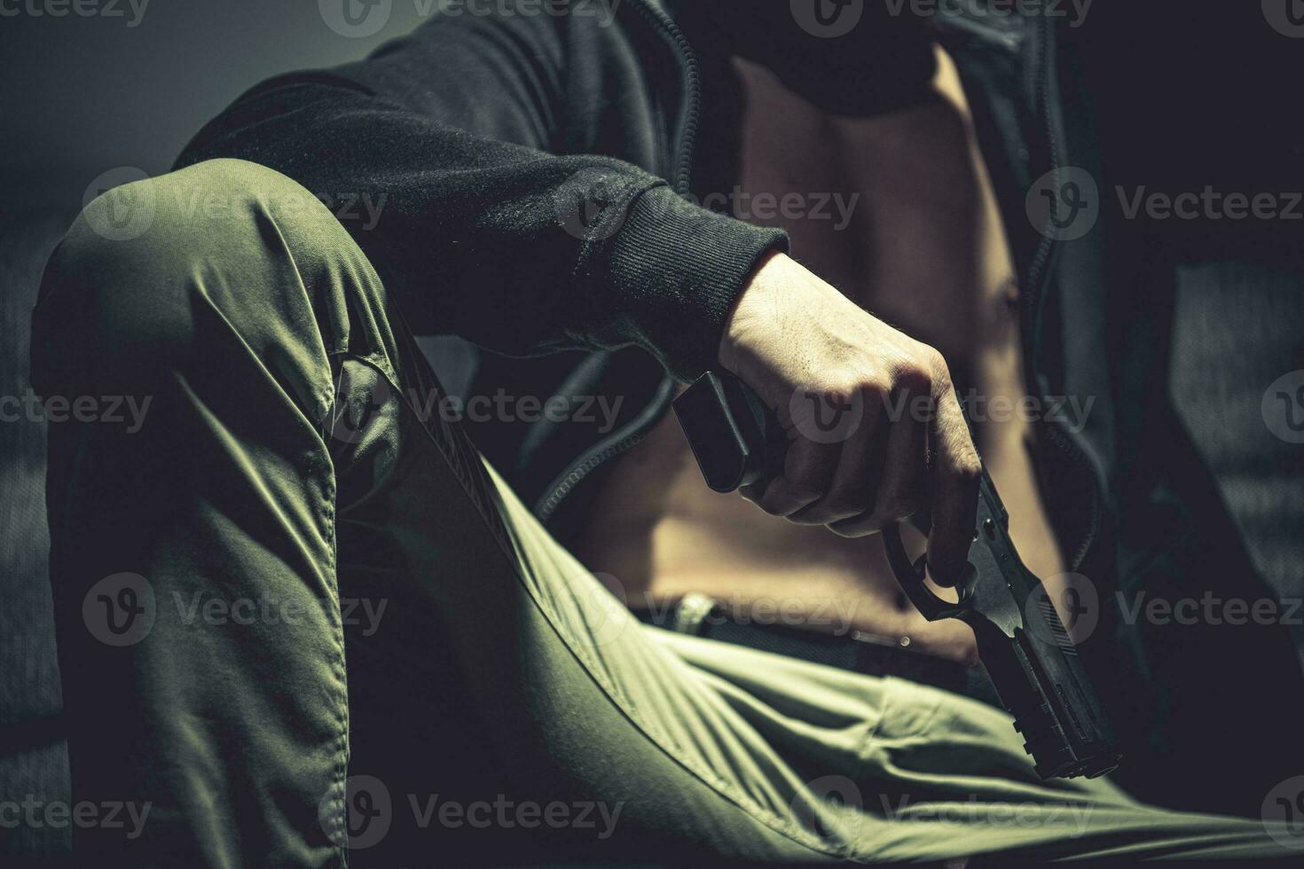 kaukasisch männlich versteckt im Zimmer mit Pistole. foto