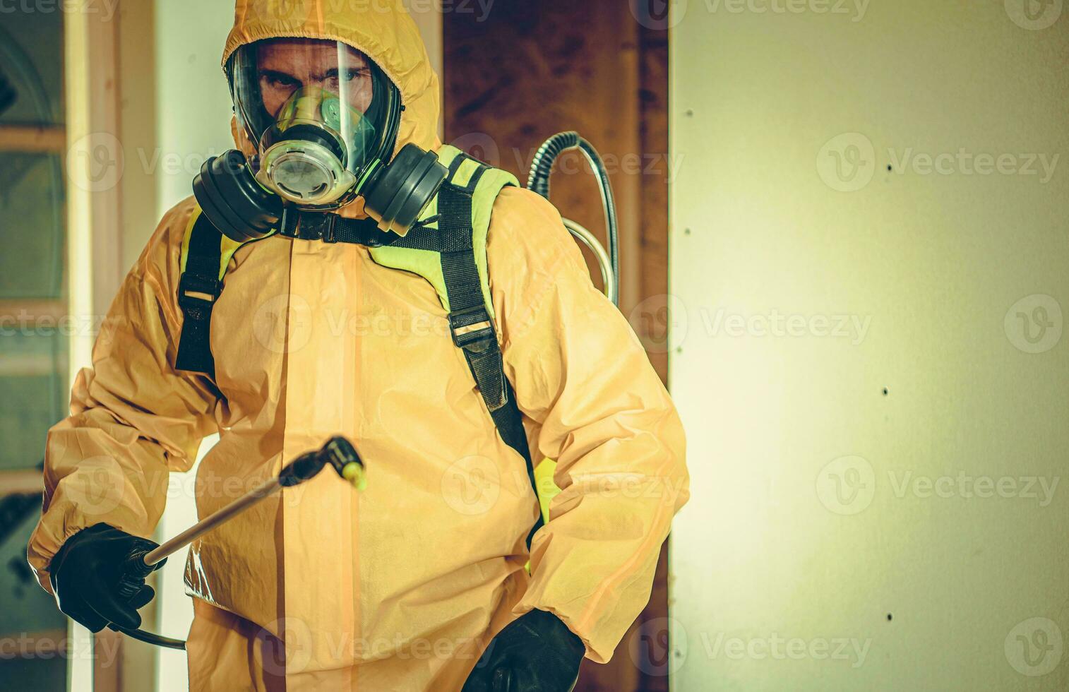 Hazmat passen Arbeiter Sprühen Desinfektion Flüssigkeit foto