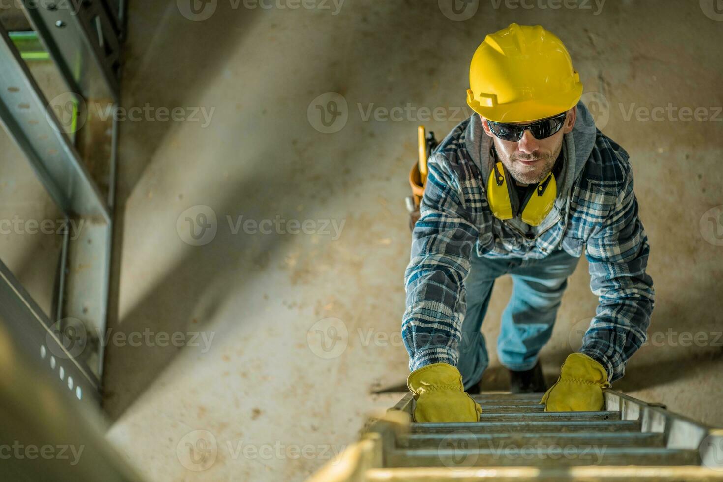 Auftragnehmer auf ein Leiter foto