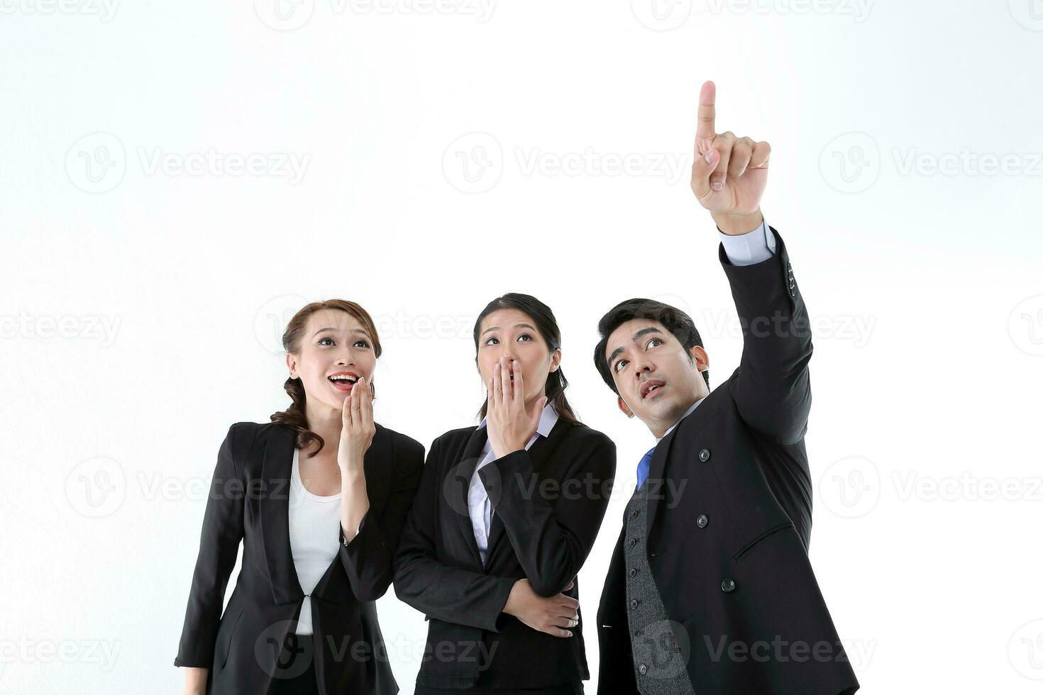Süd-Ost asiatisch jung Büro Geschäft Mann Frau tragen passen Punkt Finger zeigen oben Ausdrücke Überraschung Wunder Beeindruckend auf Weiß Studio Hintergrund foto