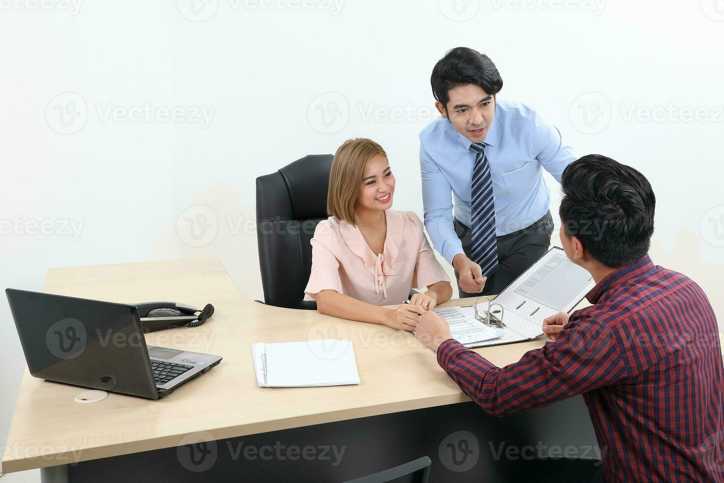 asiatisch jung Mann Frau malaiisch Chinesisch Büro Tabelle sitzen Stand Klient Treffen sich unterhalten diskutieren Show sehen Punkt erklären Datei dokumentieren Mappe foto