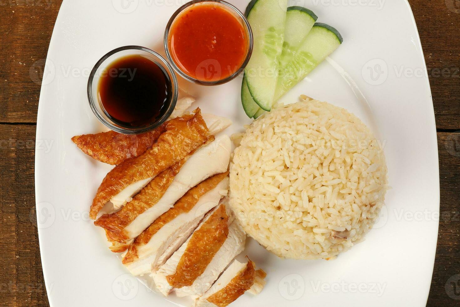 Süd Osten asiatisch Stil Hähnchen Reis einstellen gedämpft geröstet geschnitten Hähnchen mit Suppe dunkel Chili Soße Malaysia China foto