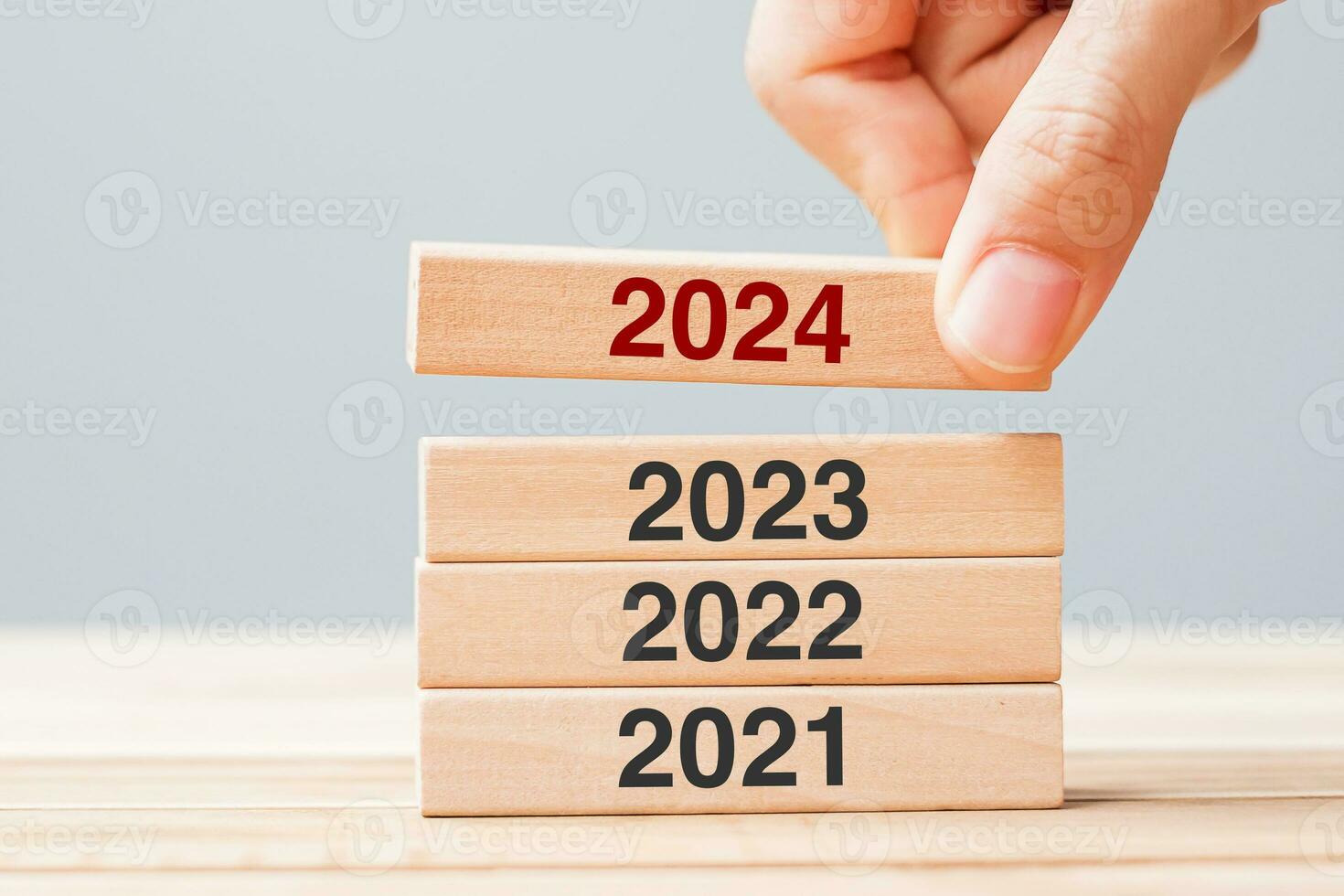 2024 Block über 2023 und 2022 Holzgebäude auf Tischhintergrund. Geschäftsplanung, Risikomanagement, Auflösung, Strategie, Lösung, Ziel, neues Jahr, neues Sie und frohe Feiertagskonzepte foto