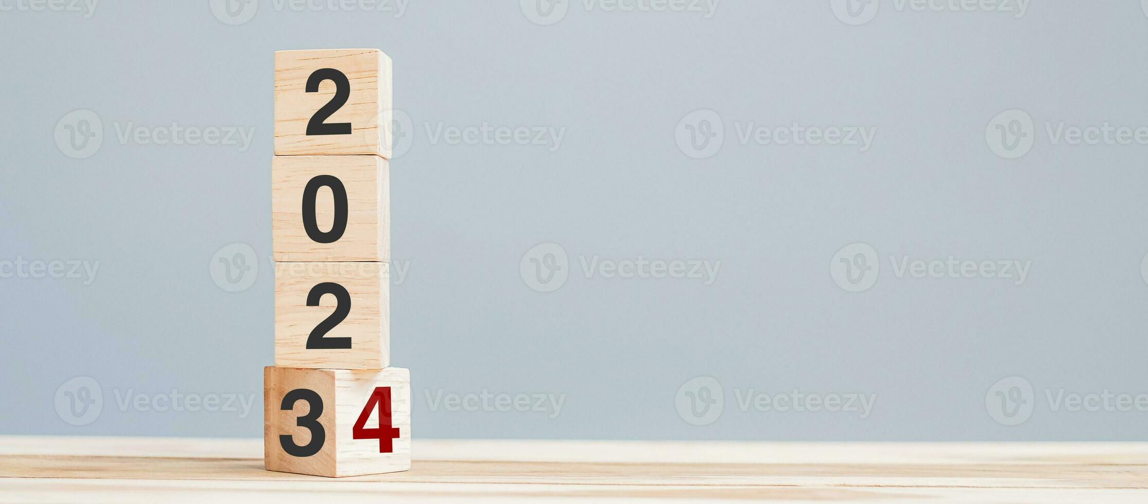 2023 chang zu 2024 hölzern Würfel Blöcke auf Tabelle Hintergrund. Auflösung, planen, Rezension, Ziel, Start, Ende Jahr und Neu Jahr Urlaub Konzepte foto