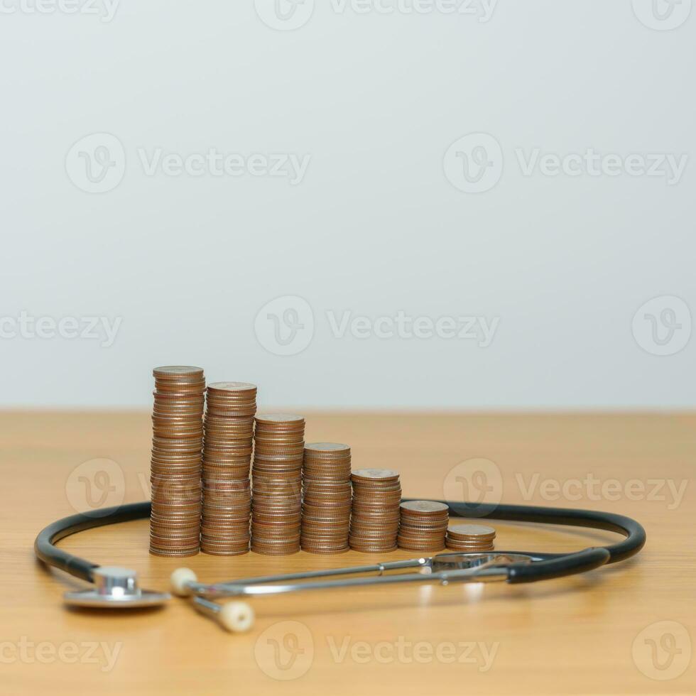 Geld sparen, Gesundheit Versicherung, medizinisch, Spende und finanziell Konzepte. Münzen Stapel mit Stethoskop, Geld Stapel Zählen Anordnung zum Anzahlung und Gesundheitswesen Kosten foto