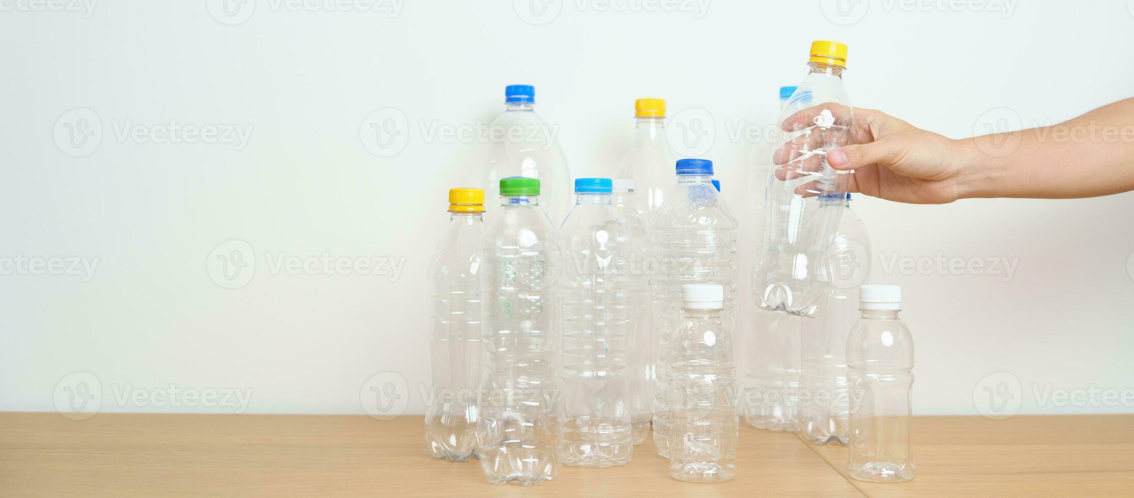 Plastik Flasche auf Tabelle beim Zuhause oder Büro. recyceln Müll Sortierung. Plastik frei, Ökologie, Umwelt, Verschmutzung, entsorgen Recycling, Abfall Verwaltung und Müll Trennung Konzept foto