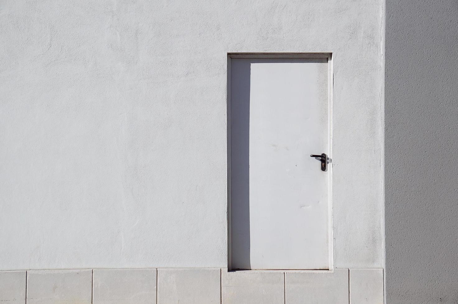 Tür an der weißen Fassade des Gebäudes foto