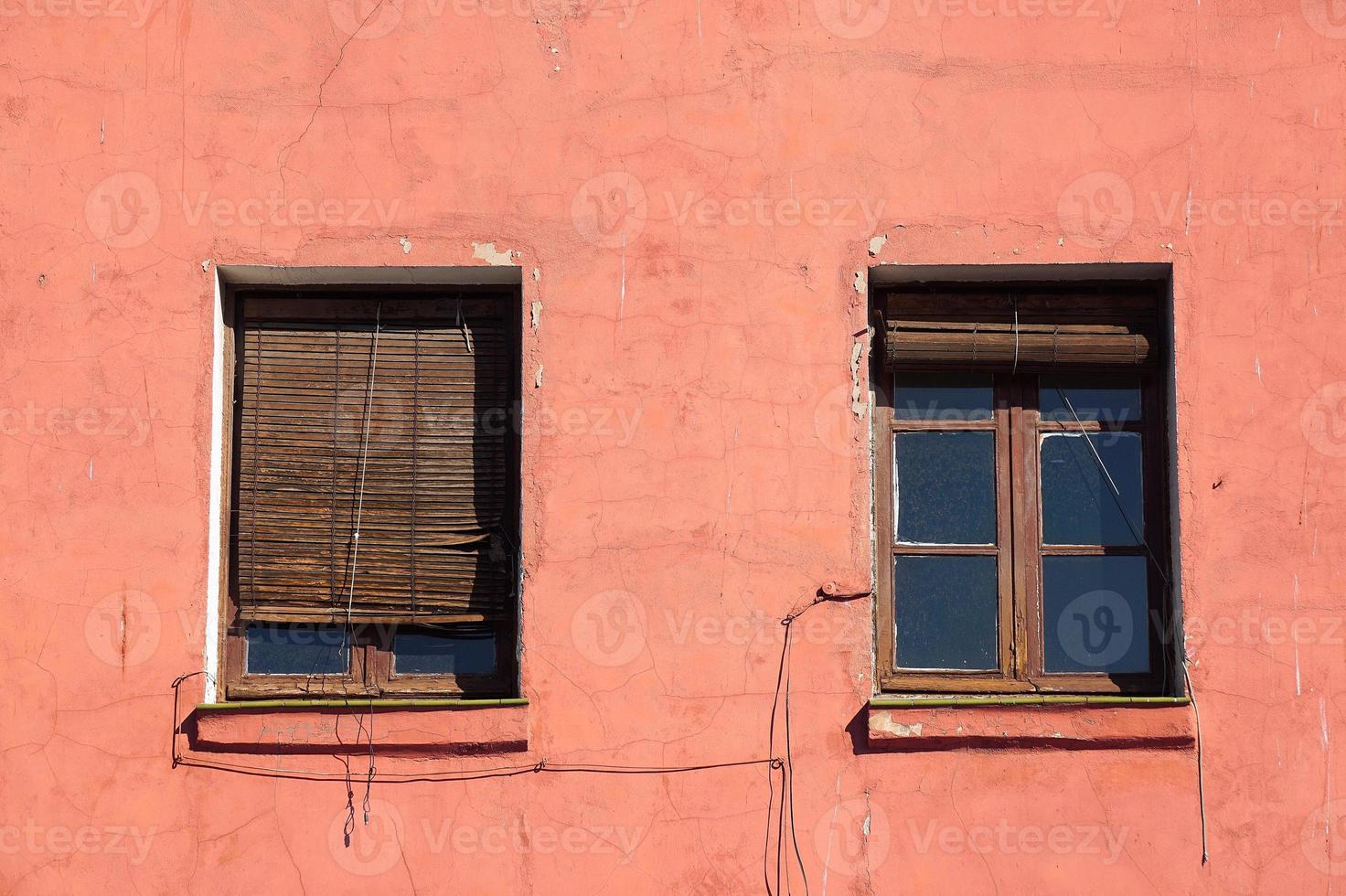 Fenster an der roten Fassade des Hauses foto