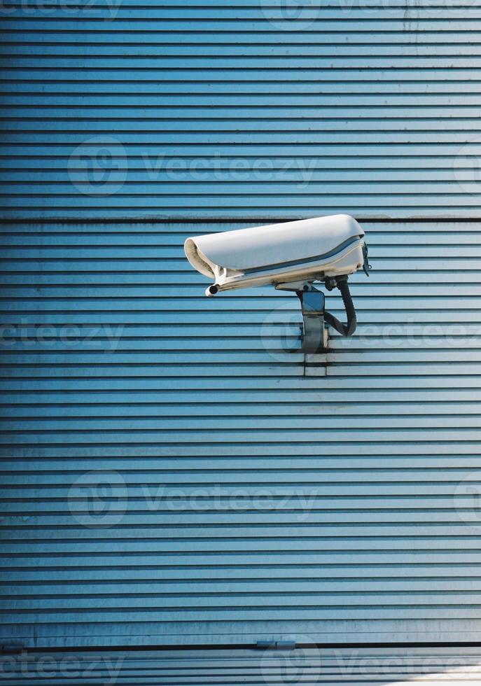 Überwachungskamera an der Wand des Gebäudes foto