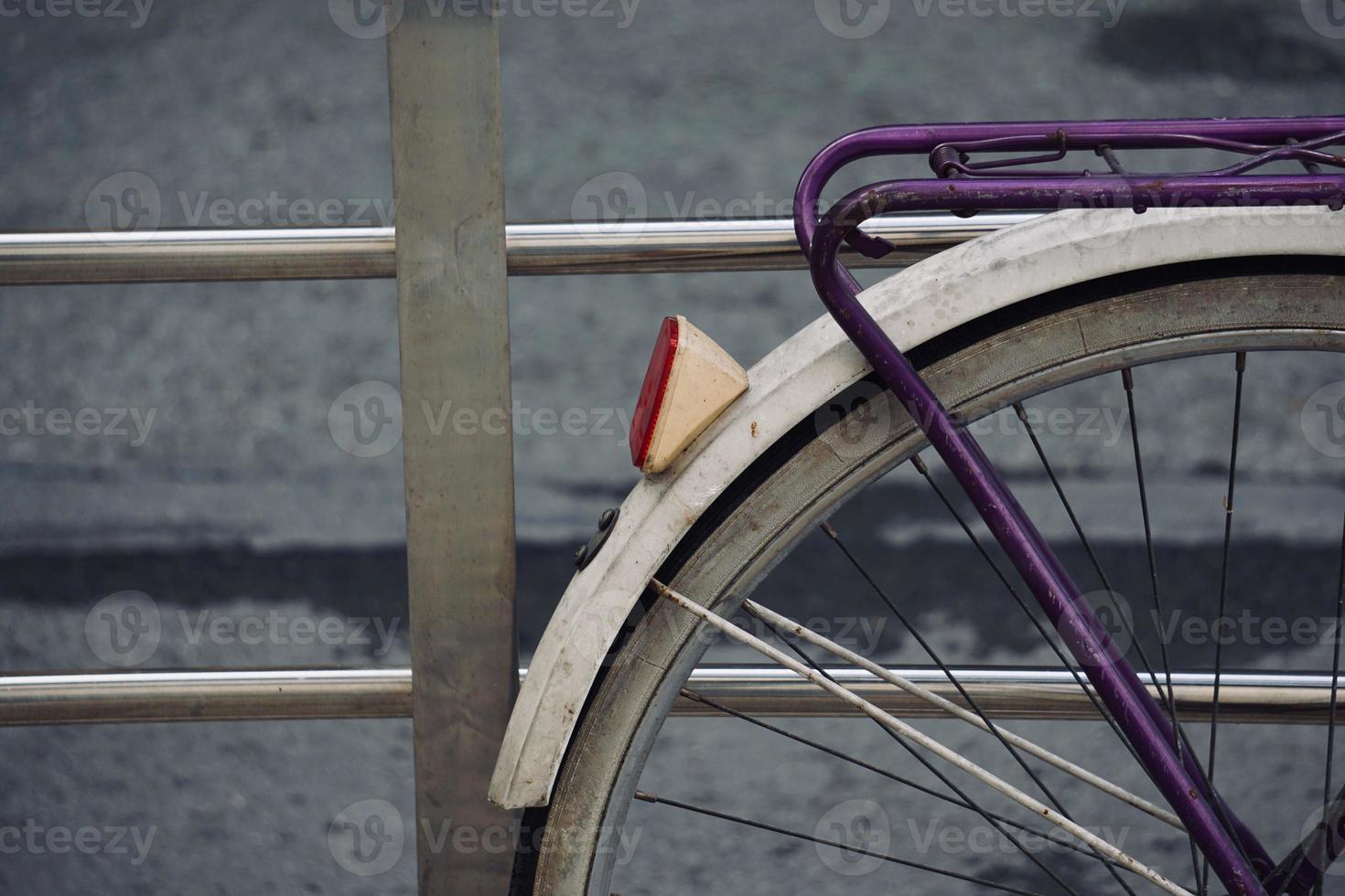 Fahrrad auf der Straße Transportmittel foto