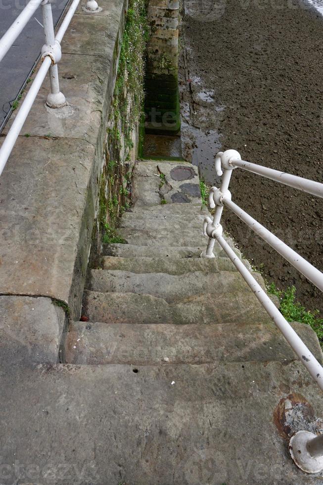 alte verlassene Treppe im Seehafen foto