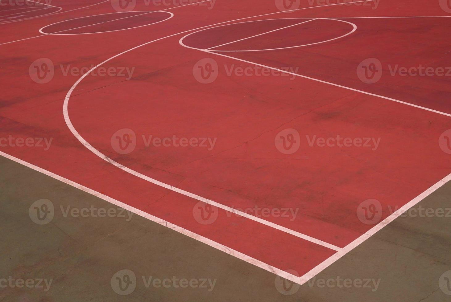 roter Straßenbasketballplatz foto