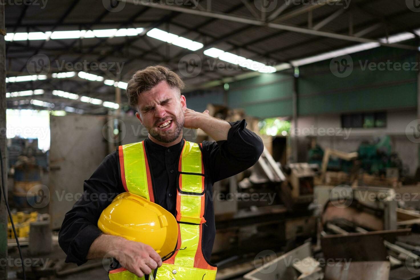 ein Techniker mit Hals Schmerzen wiederkehrend wann Arbeiten lange Std foto