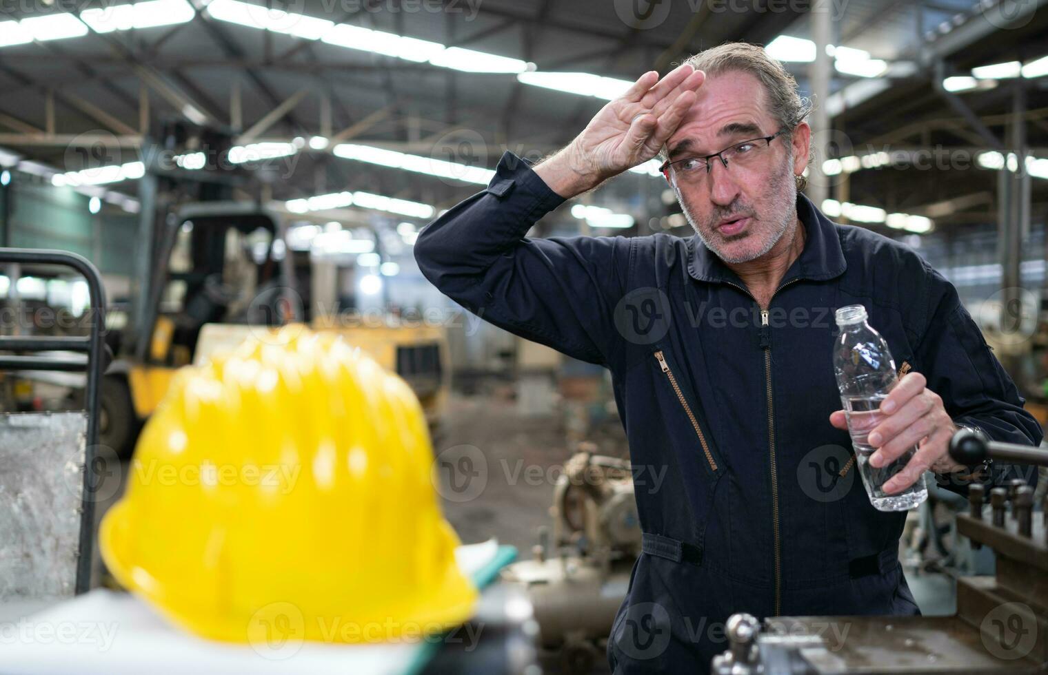 Senior Ingenieur mit ermüden von lange und schwer Arbeit foto