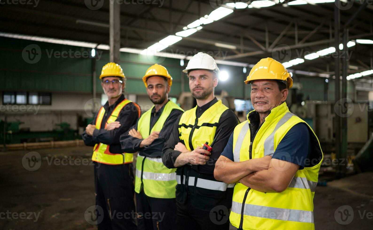 Porträt von Mannschaft von Ingenieure und Techniker Das ist bereit zum reparieren alt Maschinen zu Rückkehr zu normal Betrieb im das Firma alt Maschinen Warenhaus foto