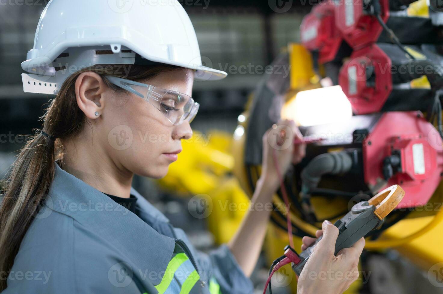 im das Roboter Lagerhaus, ein weiblich Ingenieur inspiziert das elektrisch System von jeder Robotik Arm, Vor liefern zu das Kunde. foto