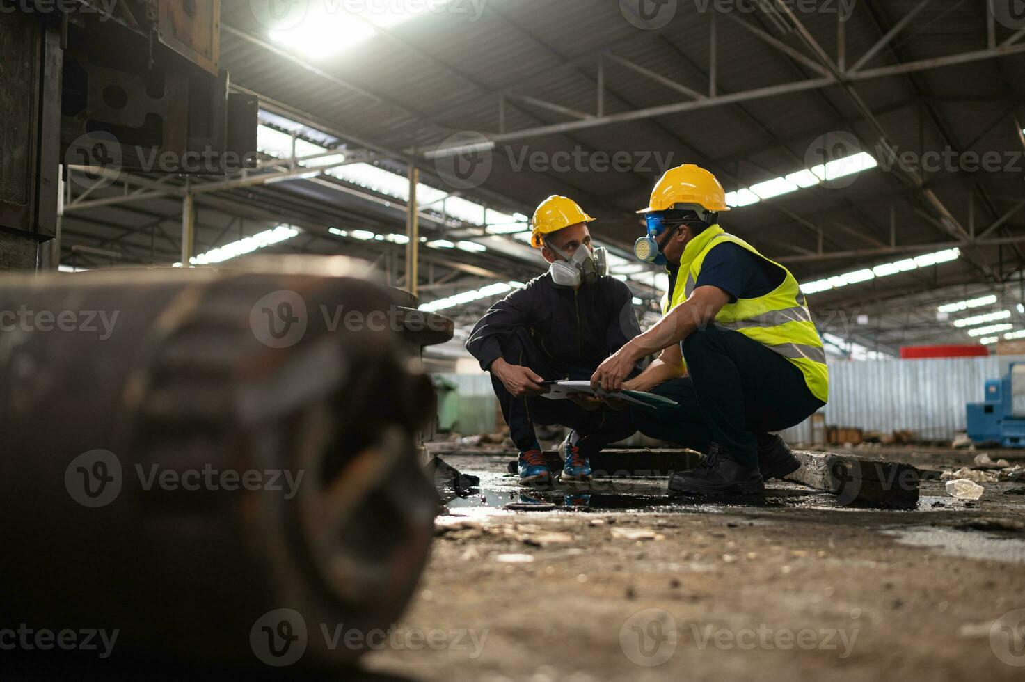 Wissenschaftler und Regierung Beamte prüfen und sammeln chemisch Leck Proben im industriell Websites. zu Sein gründlich untersucht im das Labor foto