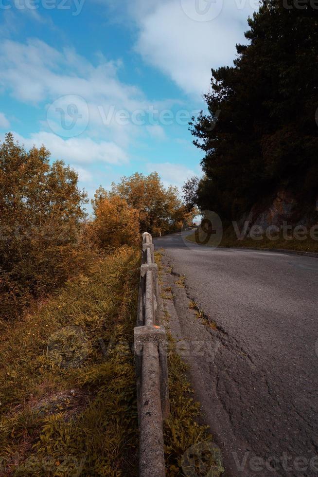 Straße im Berg in der Herbstsaison foto