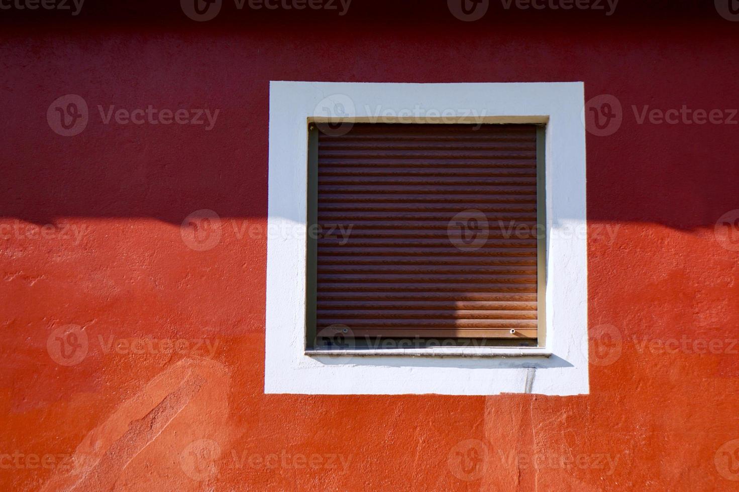 Fenster an der roten Fassade des Hauses foto