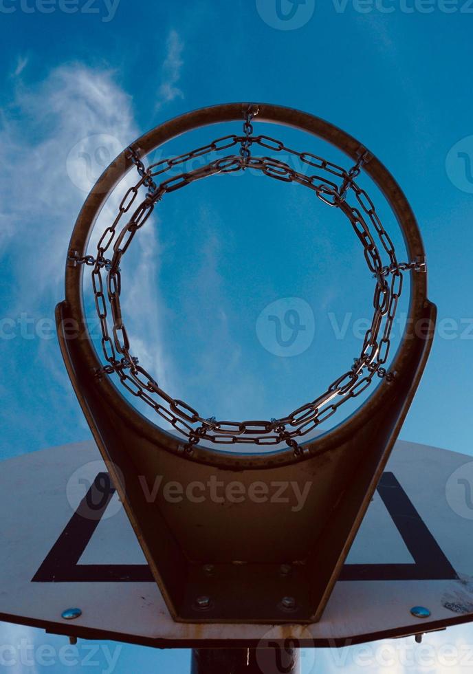 Straßenbasketballkorb und blauer Himmel foto